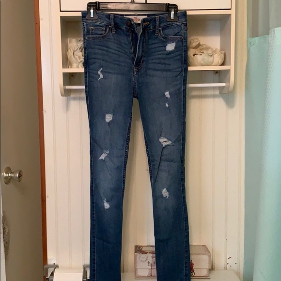 🔴SOLD🔴 Dark Wash Hollister Ripped Jeans - Picture 6 of 10